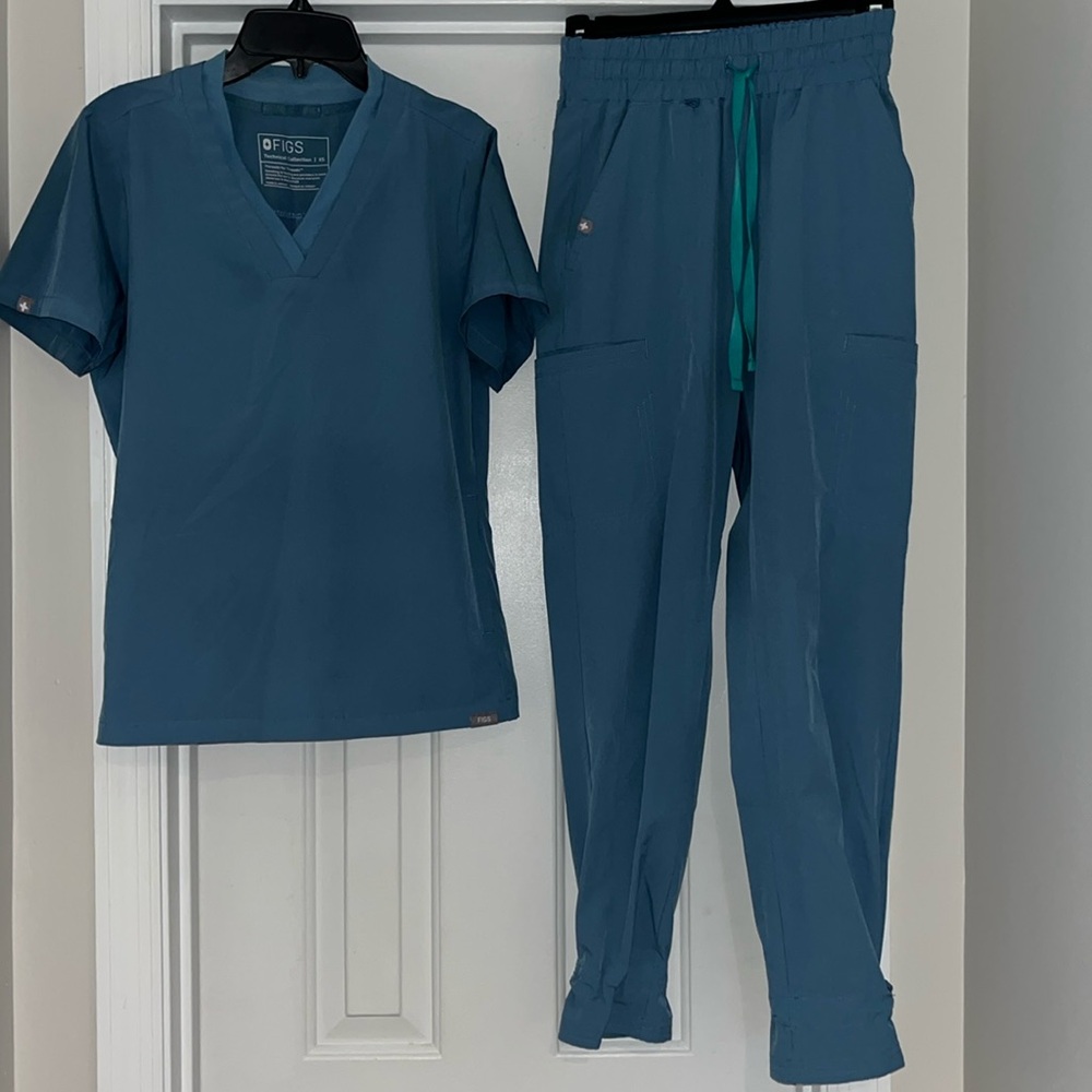 UNIQUE figs blue jogger scrub set